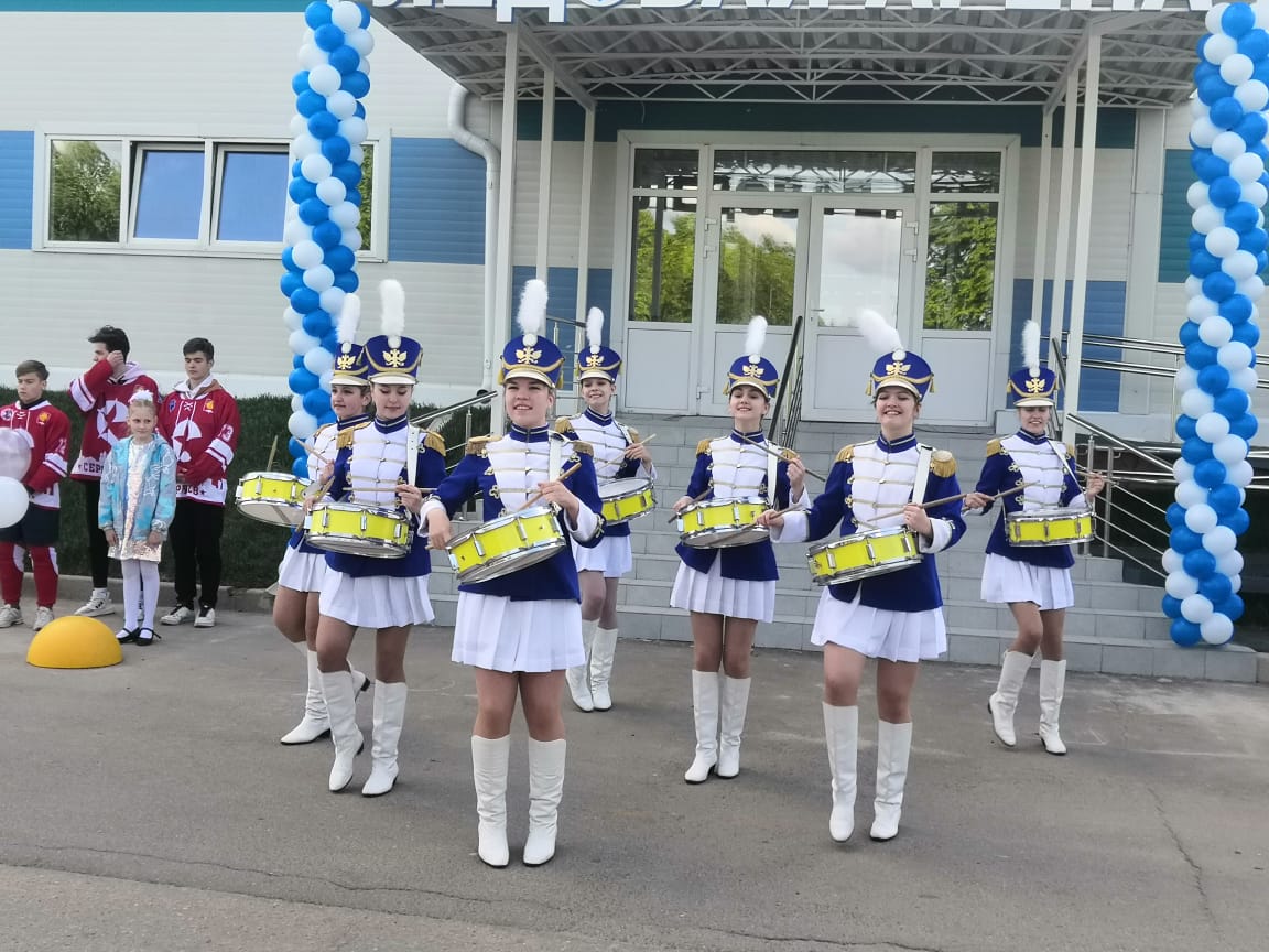 1 июня в Международный  день защиты детей состоялось открытие первого муниципального физкультурно-оздоровительного комплекса с Ледовой ареной для проведения спортивной подготовки юных фигуристов и хоккеистов, часы свободного катания для наших жителей, гостей, а также тренировок и домашних игр наших мужских хоккейных клубов. Восстановление этого объекта реализовано силами муниципалитета в соответствии с Муниципальной программой городского округа Серпухов «Спорт». Почетное право перерезать символическую ленточку открытия муниципальной ледовой арены было предоставлено  Главе городского округа Серпухов Юлии Олеговне Купецкой, Председателю Совета депутатов Игорю Николаевичу Ермакову и юным спортсменам. Воспитанники секций фигурного катания и хоккея с шайбой при  МАУ стадион «Спартак»  показали свою короткую программу, в которой показали все свое мастерство и умения. Воспитанники секции хоккея при МАУ стадион «Спартак» и спортсмены хоккейного клуба "Звезда" группы начальной подготовки показали свои умения, как освоили азбуку хоккея и навыки катания. По итогам сезона 2020-2021 года команда «Звезда» 2007 года рождения стала победителем в Открытого первенства Московской области среди коллективов физической культуры и спорта. Для проведения торжественной церемонии награждения победителей на лед были приглашены Глава городского округа Серпухов Юлия Олеговна Купецкая и председатель федерации хоккея с шайбой городского округа Серпухов Олег Анатольевич Агенков. В завершении праздника прошел первый товарищеский матч мужских сборных хоккейного клуба «Звезда» и хоккейного клуба «Ночная Лига»